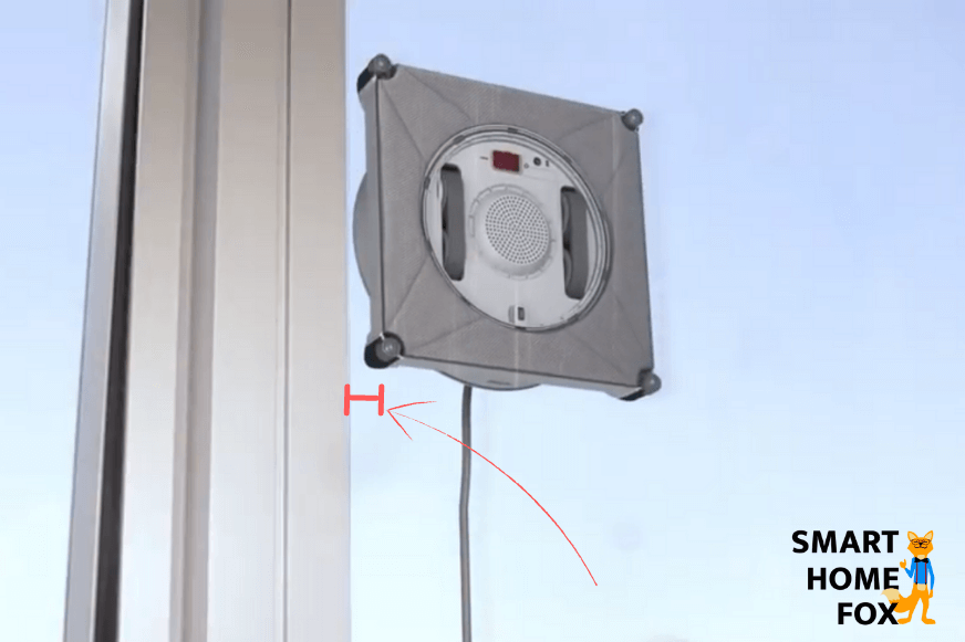 Видно, как робот для мойки окон убирает вдоль оконной рамы. 